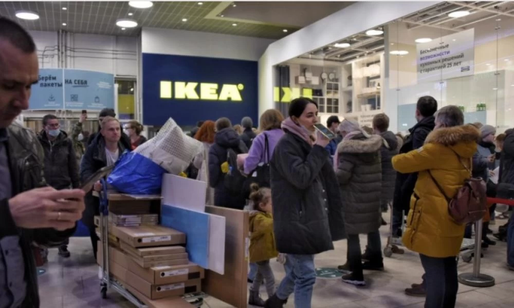 Πόλεμος στην Ουκρανία: Ρώσοι στριμώχνονται στα ΙΚΕΑ για τις τελευταίες αγορές πριν την αναστολή λειτουργίας